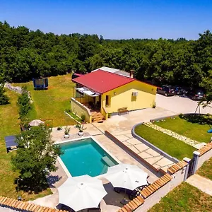 Sunny Yellow House With A Pool Štokovci